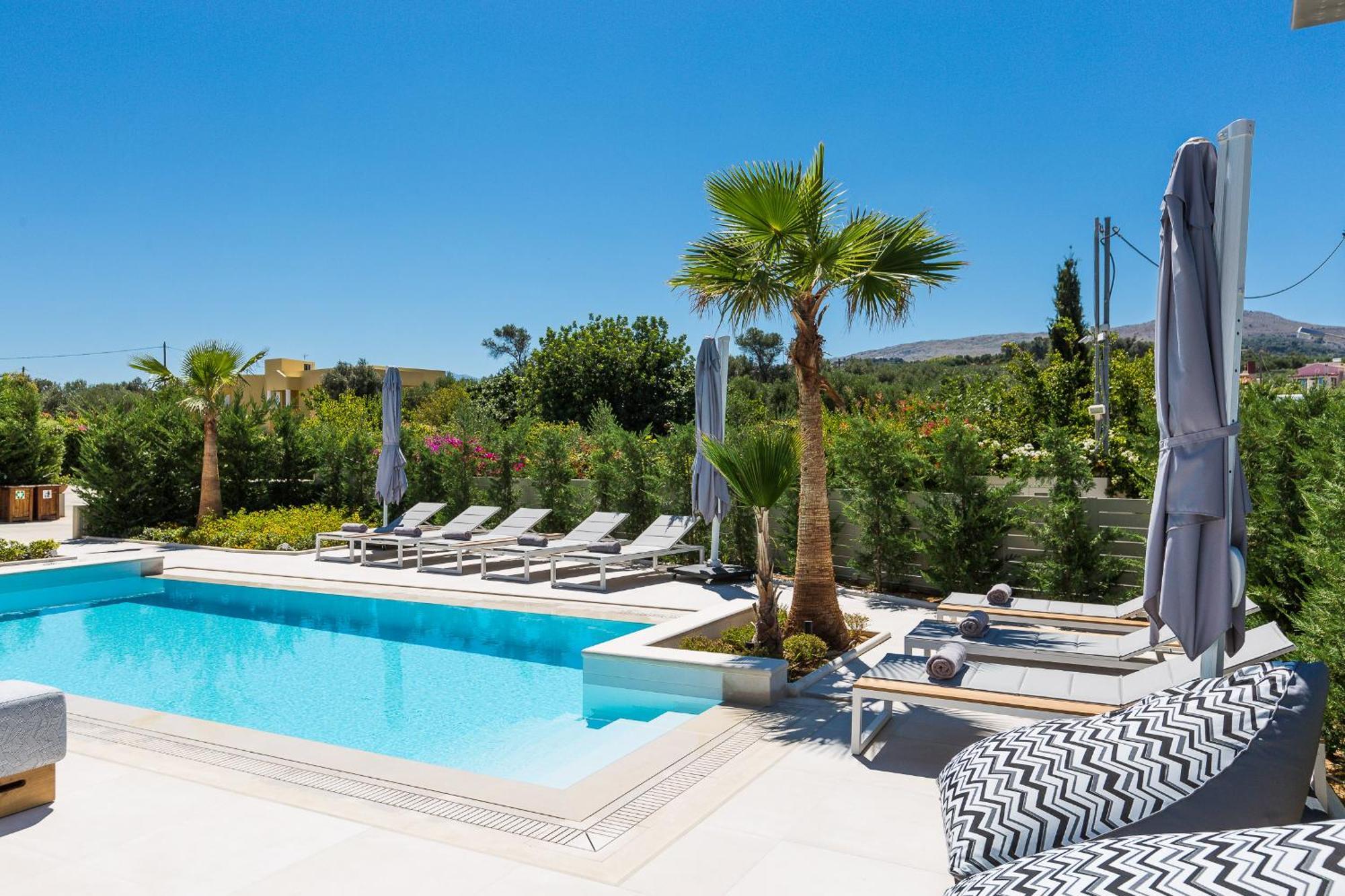 Vasilios Villa, With Pool, Gym & Close To Beach, By Thinkvilla Loutra  ภายนอก รูปภาพ