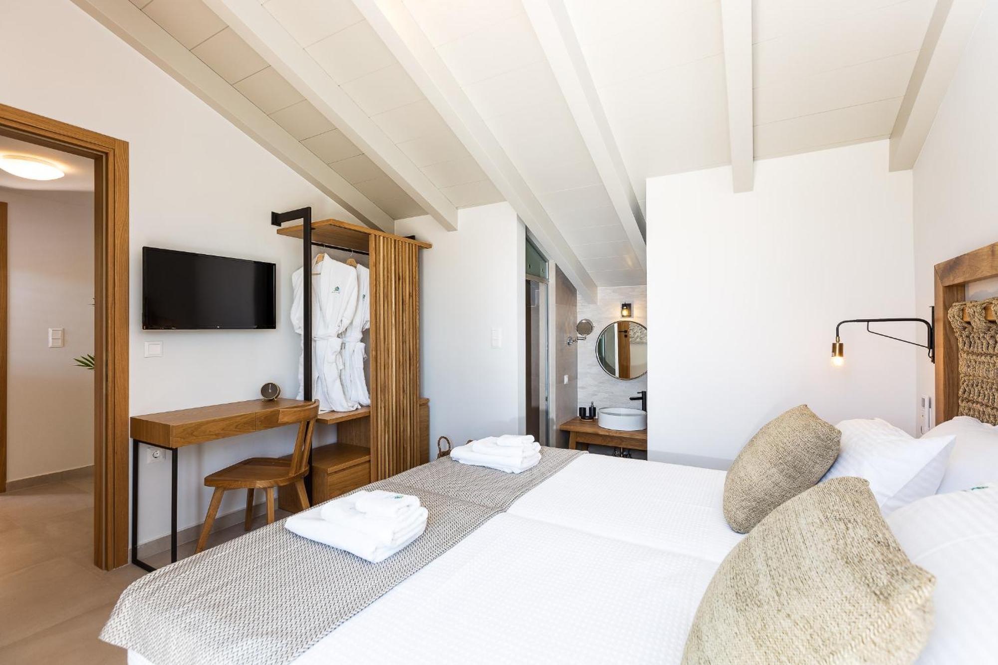 Vasilios Villa, With Pool, Gym & Close To Beach, By Thinkvilla Loutra  ภายนอก รูปภาพ
