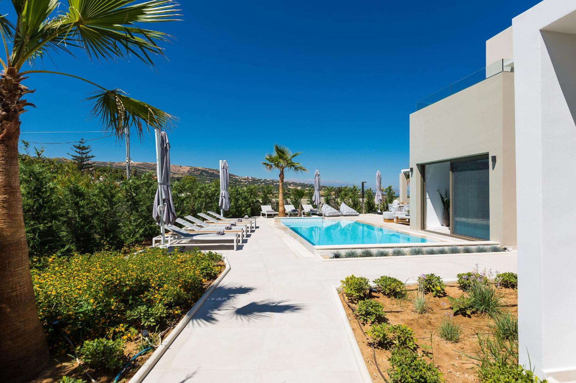 Vasilios Villa, With Pool, Gym & Close To Beach, By Thinkvilla Loutra  ภายนอก รูปภาพ