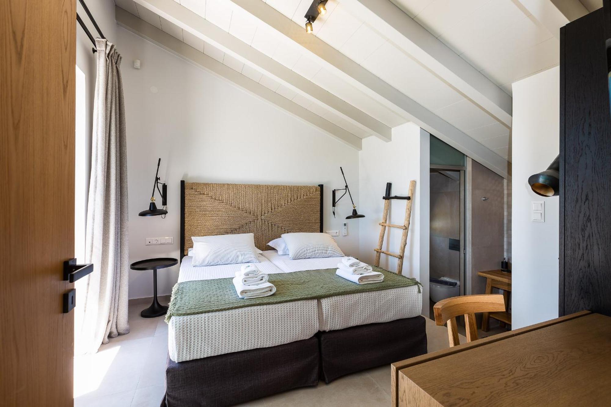 Vasilios Villa, With Pool, Gym & Close To Beach, By Thinkvilla Loutra  ภายนอก รูปภาพ