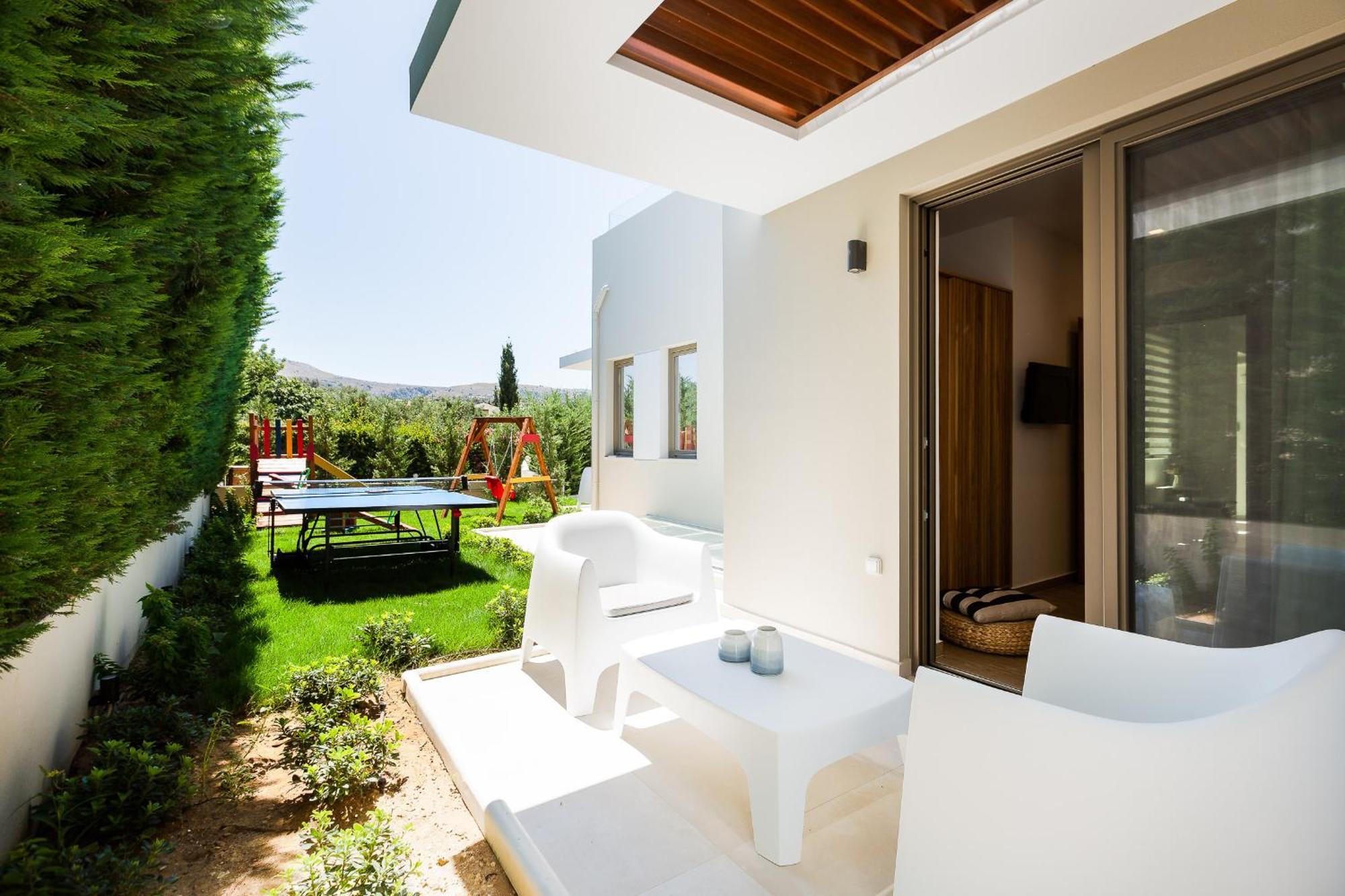Vasilios Villa, With Pool, Gym & Close To Beach, By Thinkvilla Loutra  ภายนอก รูปภาพ