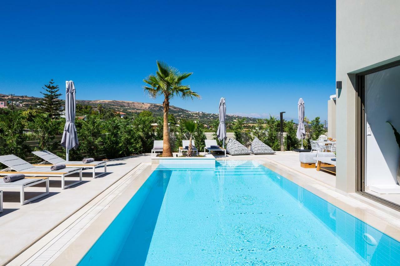 Vasilios Villa, With Pool, Gym & Close To Beach, By Thinkvilla Loutra  ภายนอก รูปภาพ